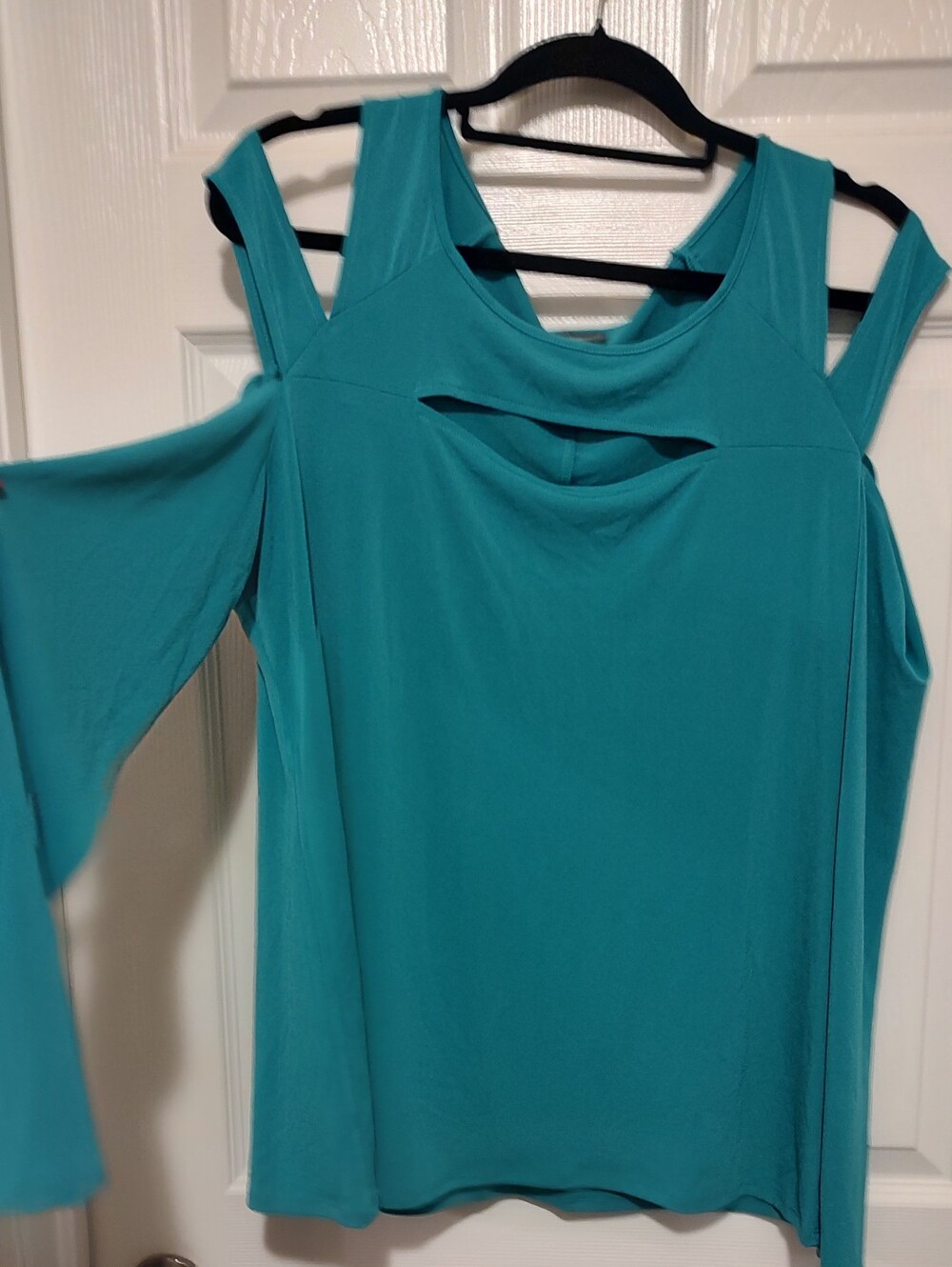BOLD elements Teal Cold-Shoulder Long-Sleeve Women's Top